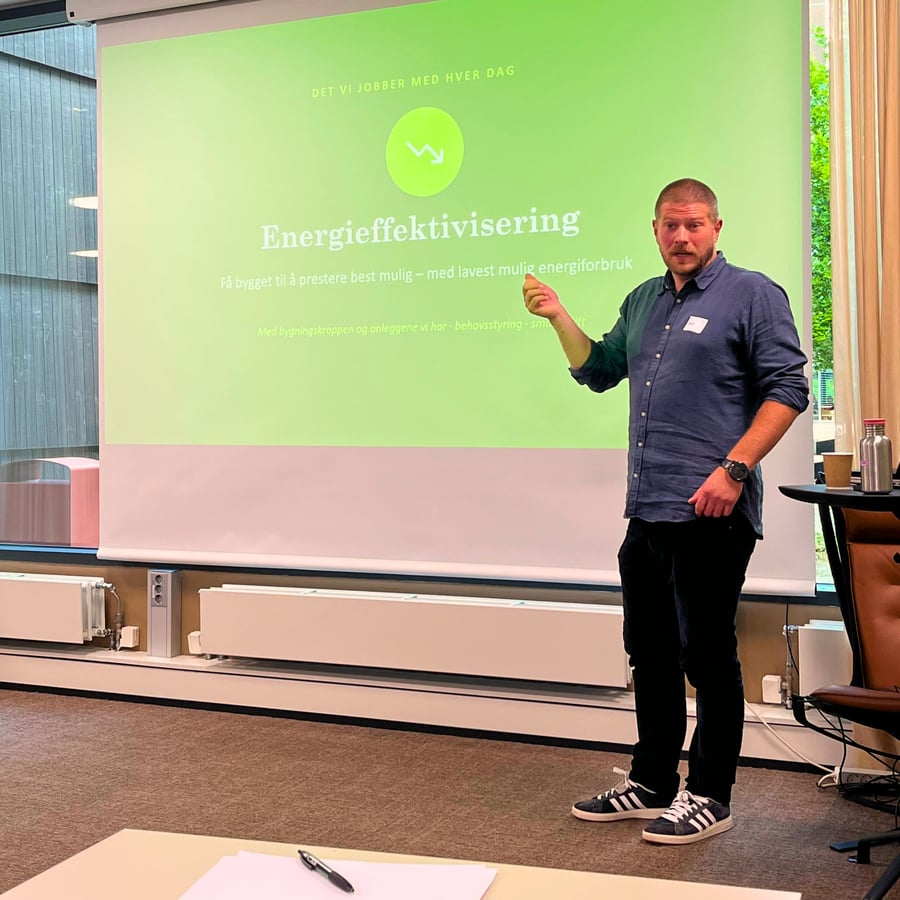 Gard Morken fra Entro presenterer energieffektivisering for kull 1 på Energiskolen